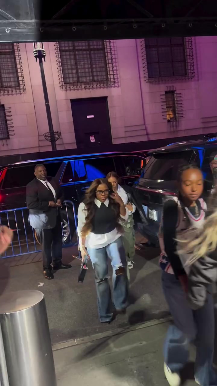 家庭美满!詹姆斯妻子和女儿今日来到纽约 见证老詹76人生涯首秀 家庭美满!詹姆斯妻子和女儿今日来到纽约 见证老詹76人生涯首秀