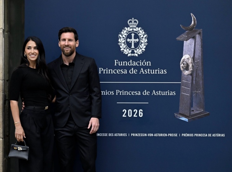 梅西社媒晒领奖照片:很荣幸获得阿斯图里亚斯公主体育奖 梅西社媒晒领奖照片:很荣幸获得阿斯图里亚斯公主体育奖