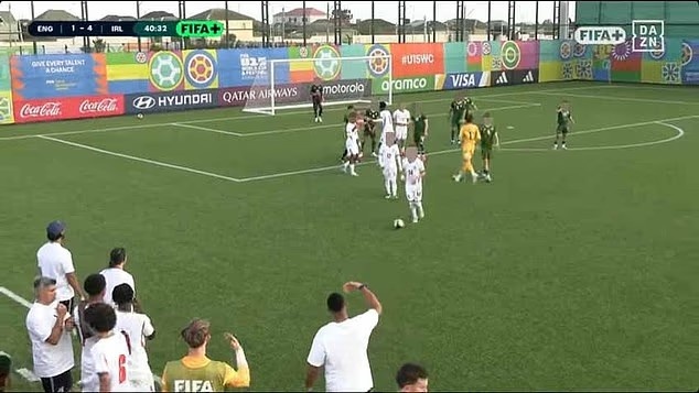 邮报:英格兰U15比赛中1-4落后,球员被种族歧视后全队离场不踢