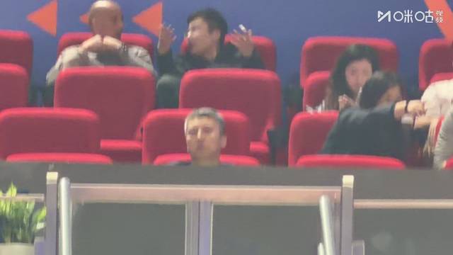 [花絮] 来选国家队球员来了？中国男篮主教练郭士强观战上海vs广东